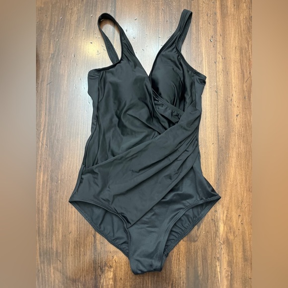 Miraclesuit Oceanus One Piece Size 10 Black Modest Slimming Beach Pool Cruise - Picture 3 of 16